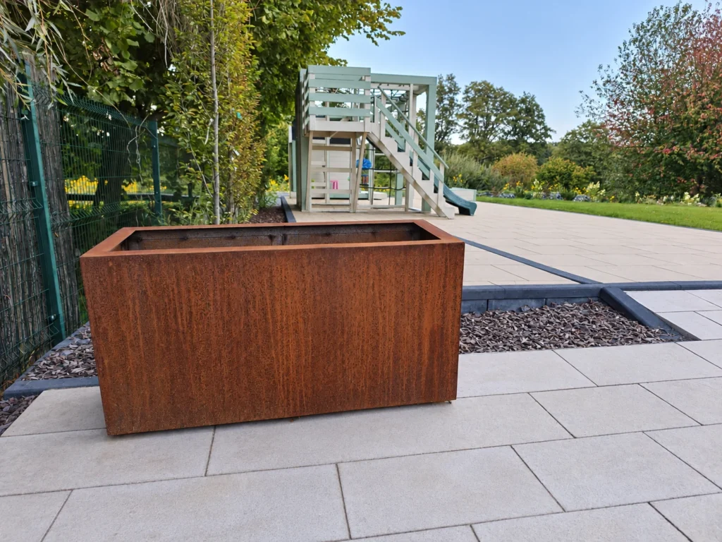 Donica Corten w ogrodzie