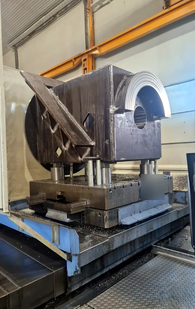 Element wielkogabarytowy podczas obróbki na centrum CNC
